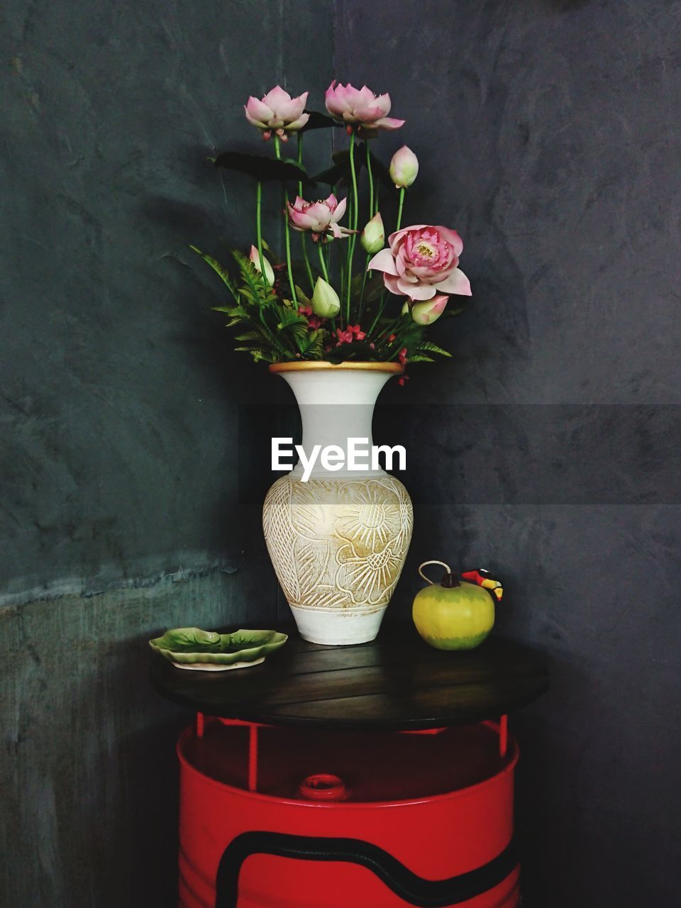 CLOSE-UP OF WHITE ROSES IN VASE