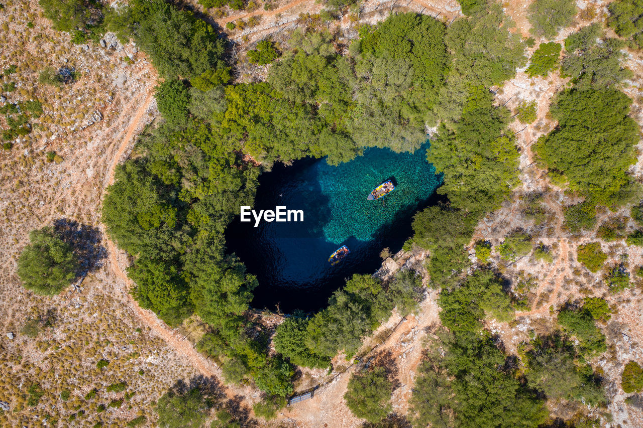 HIGH ANGLE VIEW OF ROCKS ON LAND