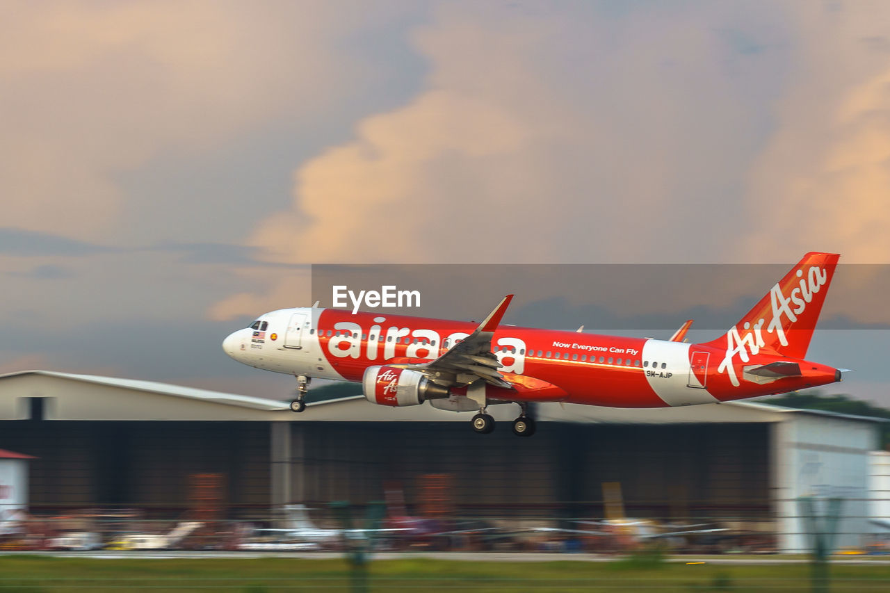 VIEW OF AIRPLANE AGAINST SKY