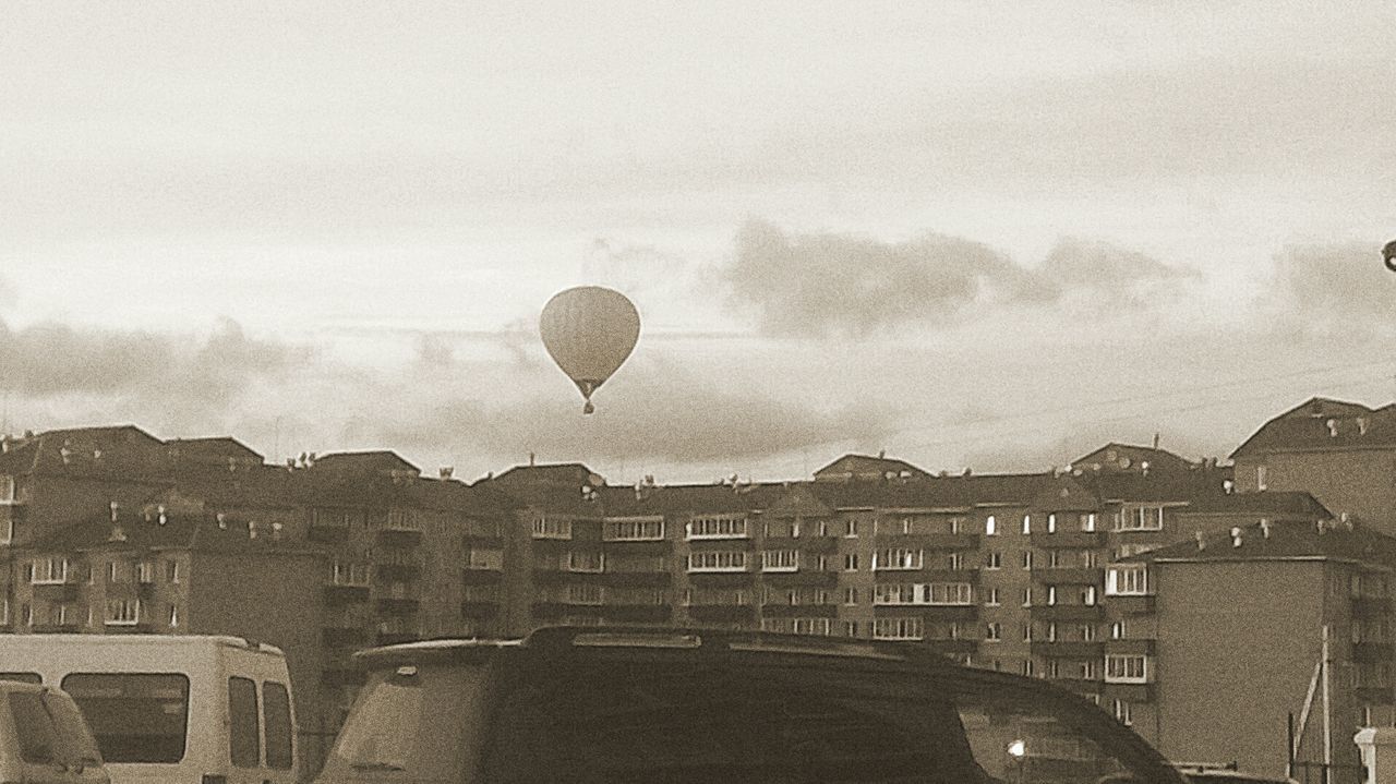 HOT AIR BALLOON OVER CITY