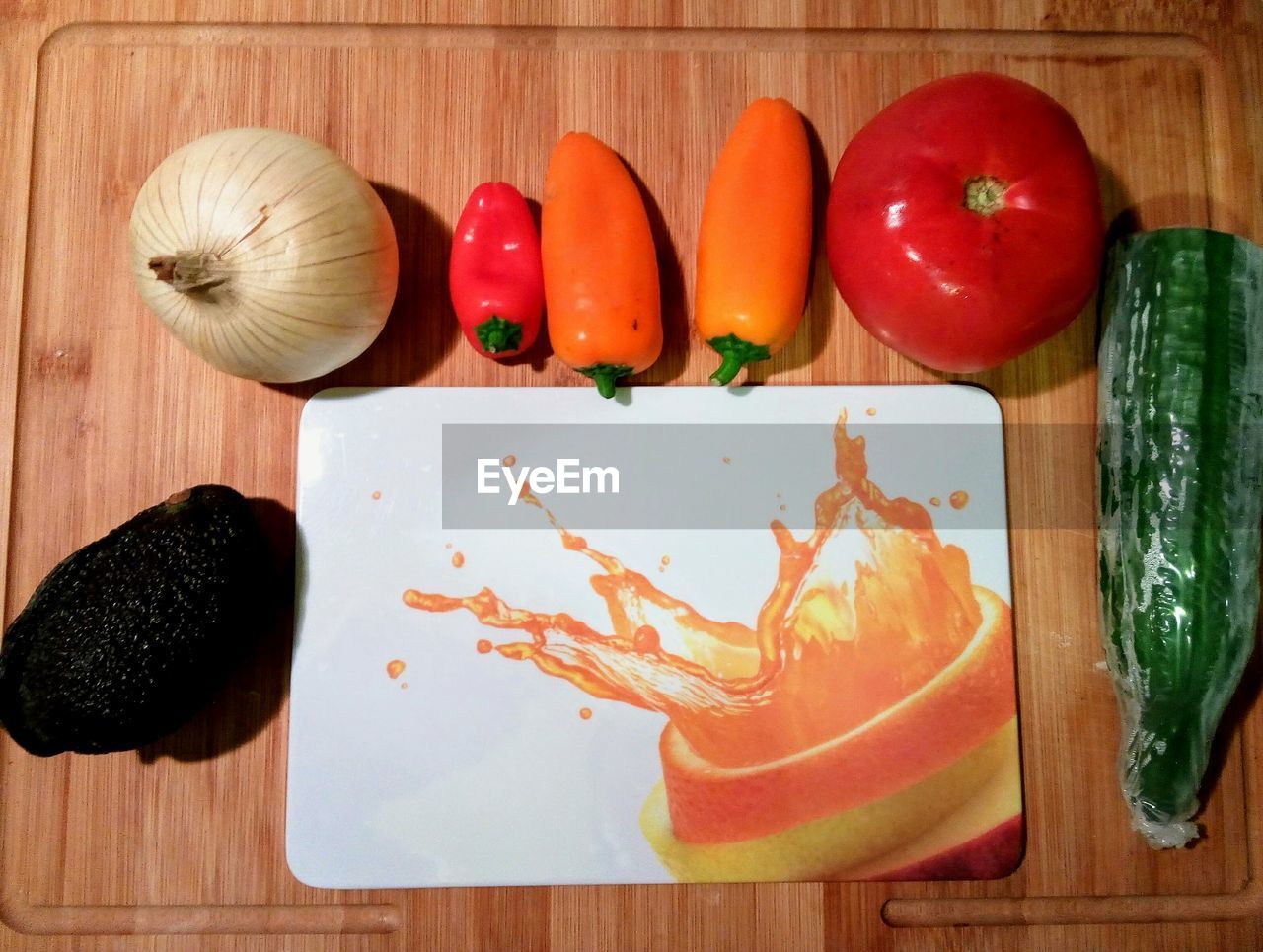 HIGH ANGLE VIEW OF VEGETABLES ON TABLE