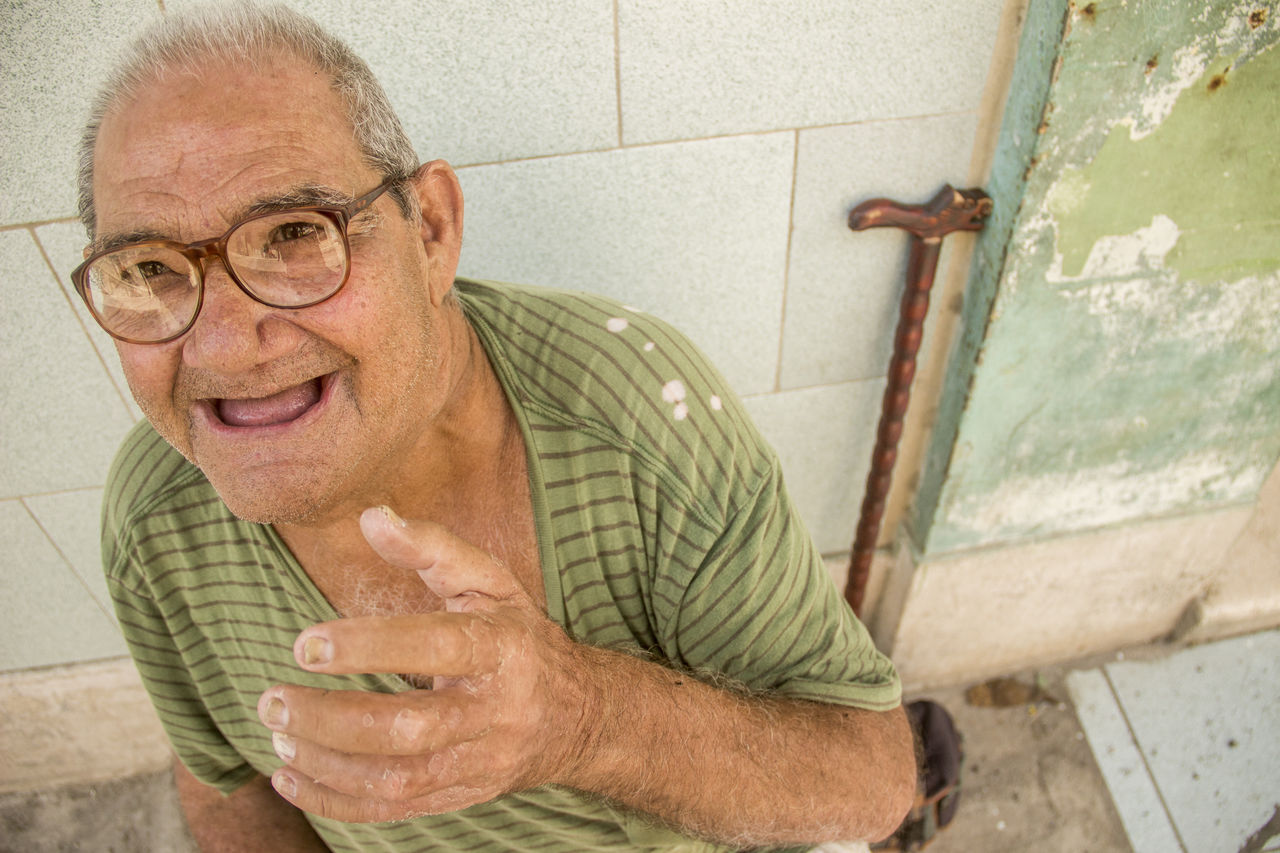 PORTRAIT OF HAPPY MAN WEARING EYEGLASSES