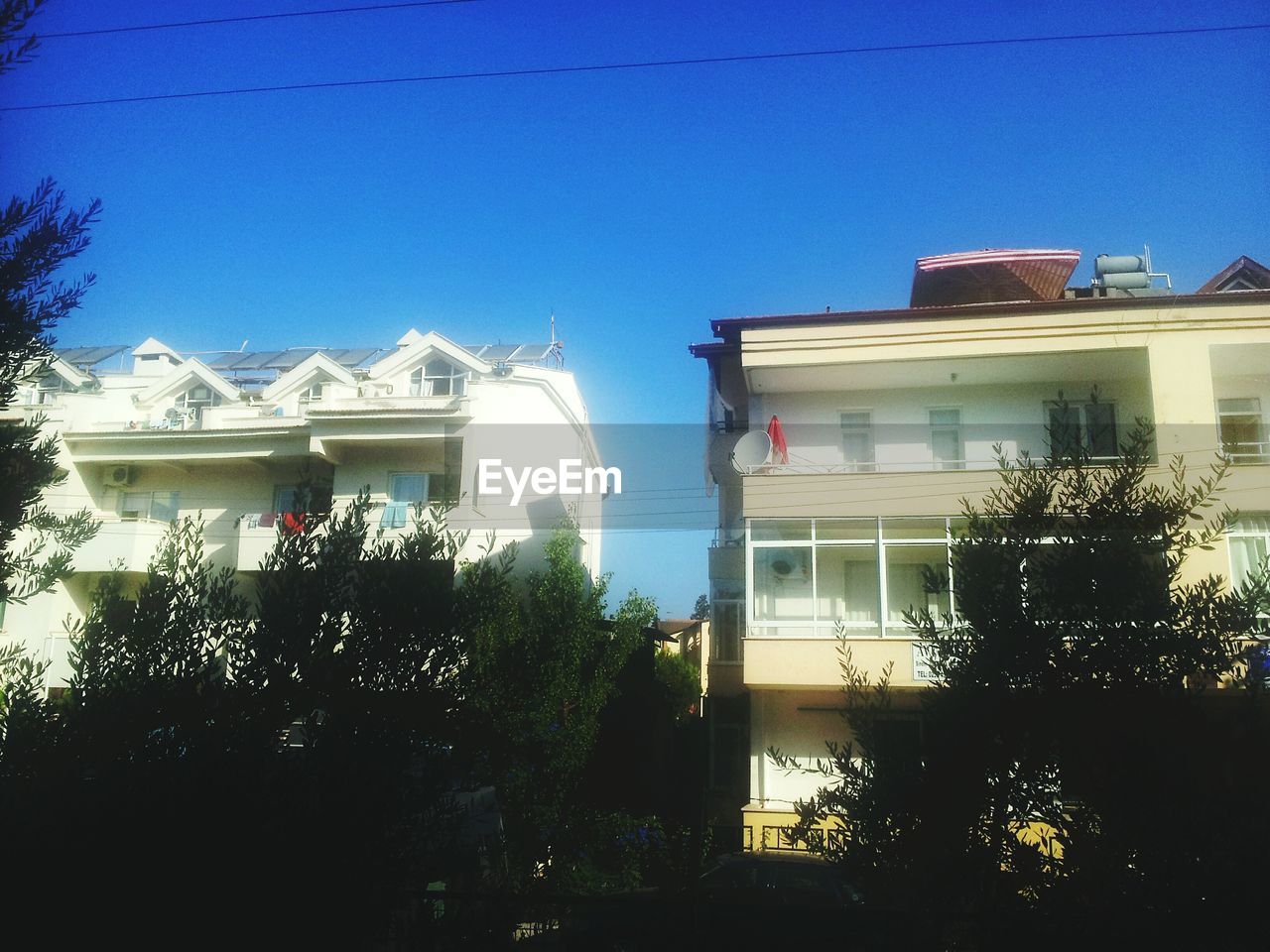 VIEW OF BUILT STRUCTURE AGAINST BLUE SKY