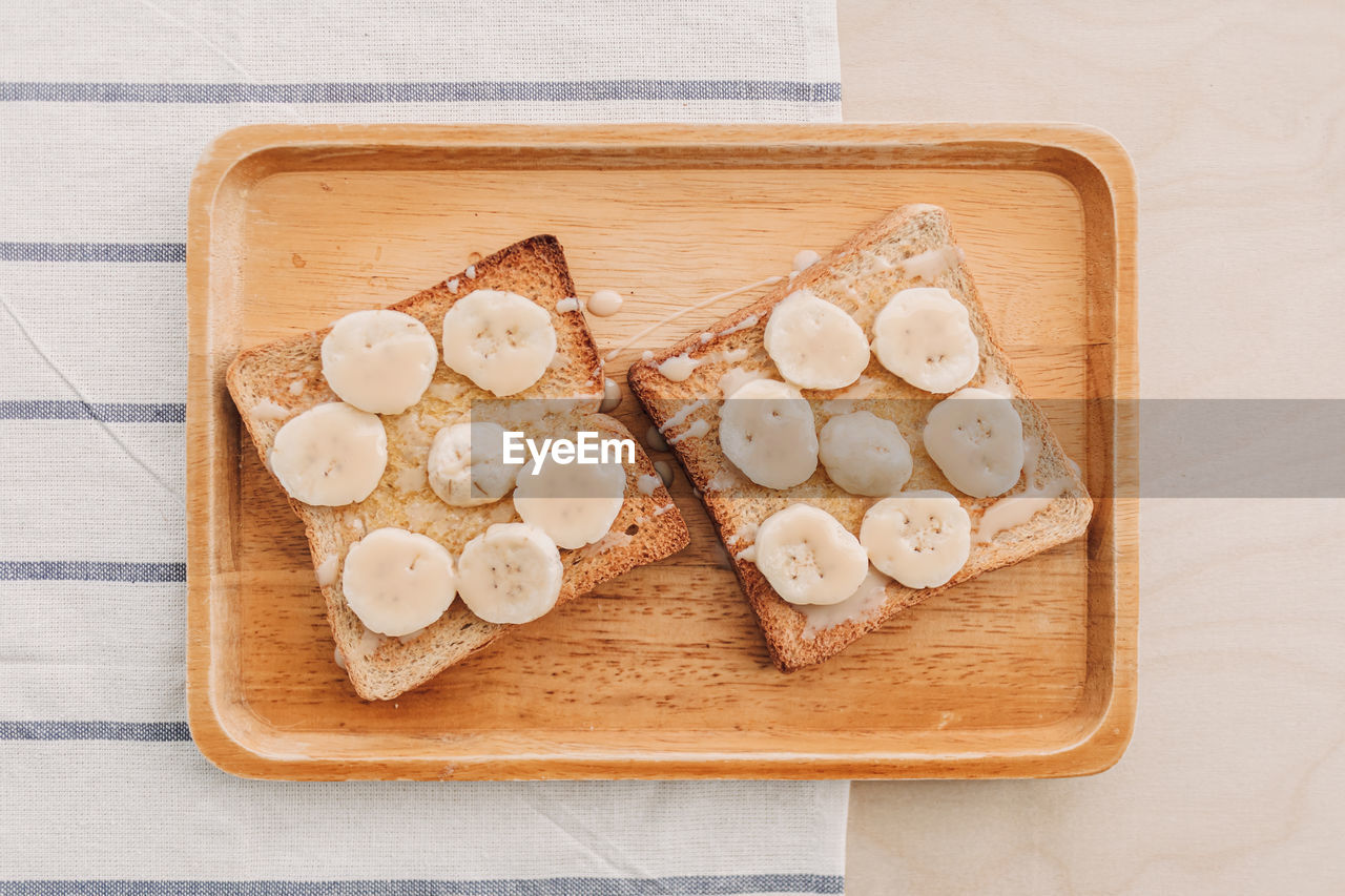 HIGH ANGLE VIEW OF FOOD ON TABLE