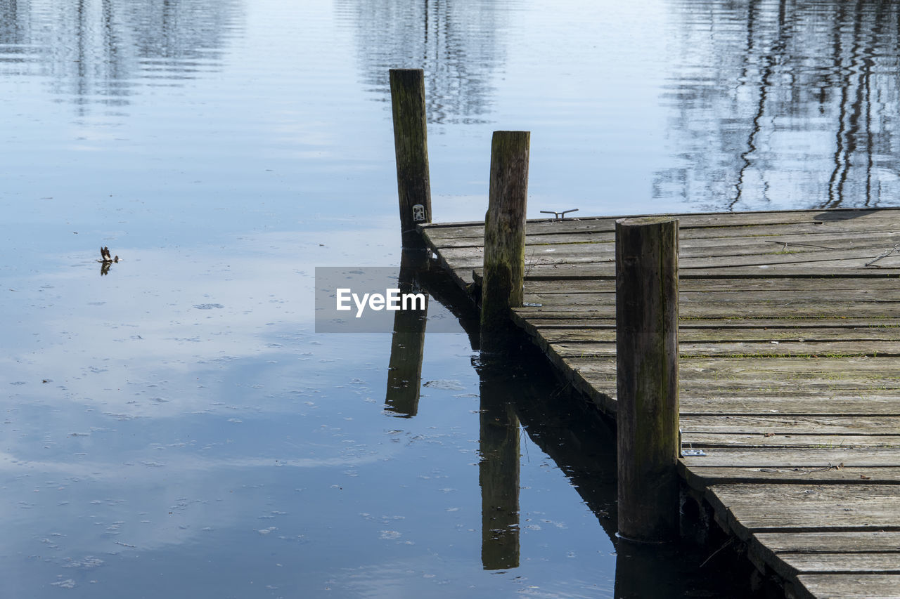 HIGH ANGLE VIEW OF PIER ON LAKE