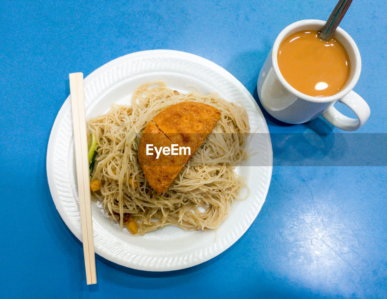 HIGH ANGLE VIEW OF FOOD IN PLATE