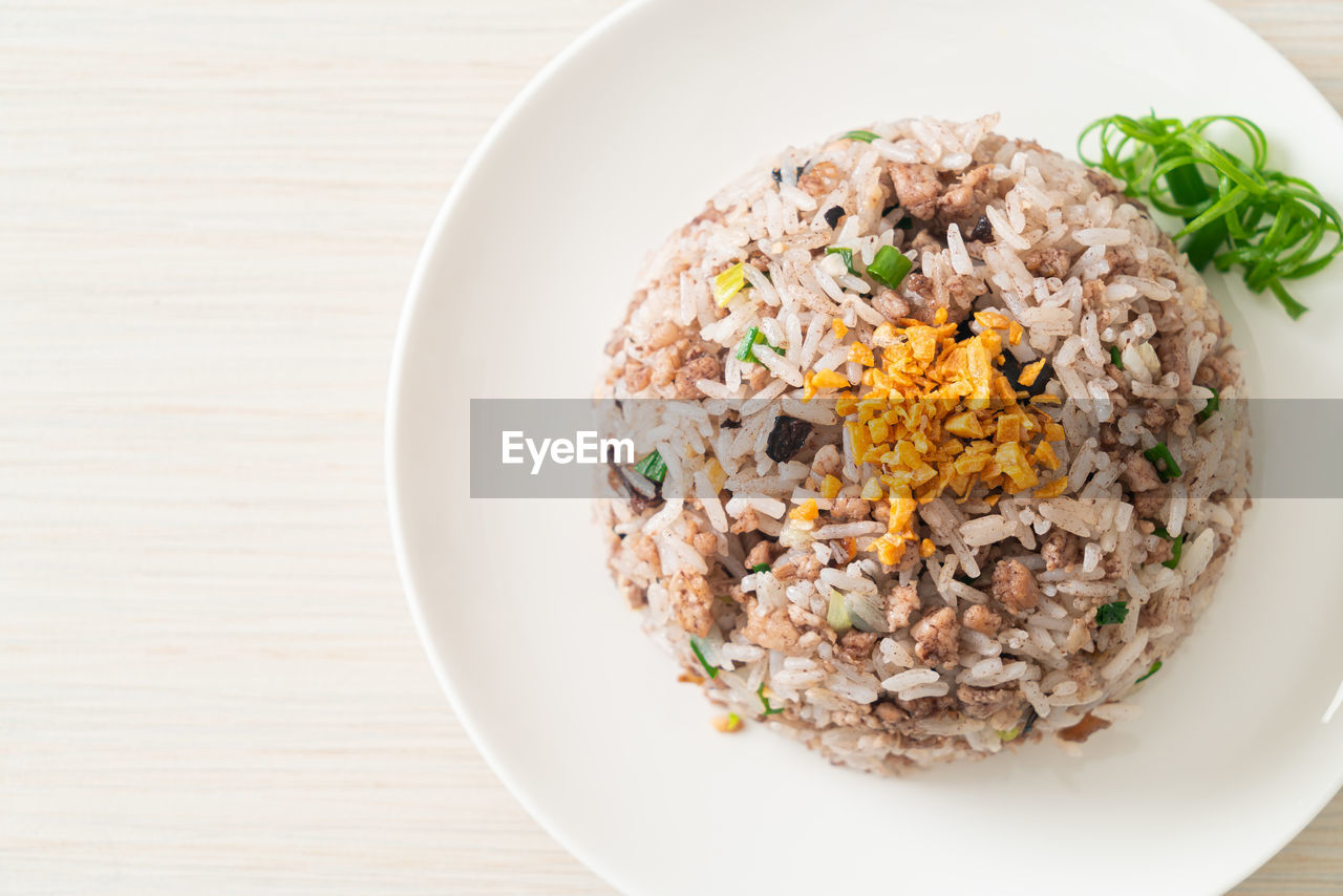 HIGH ANGLE VIEW OF MEAL SERVED IN BOWL