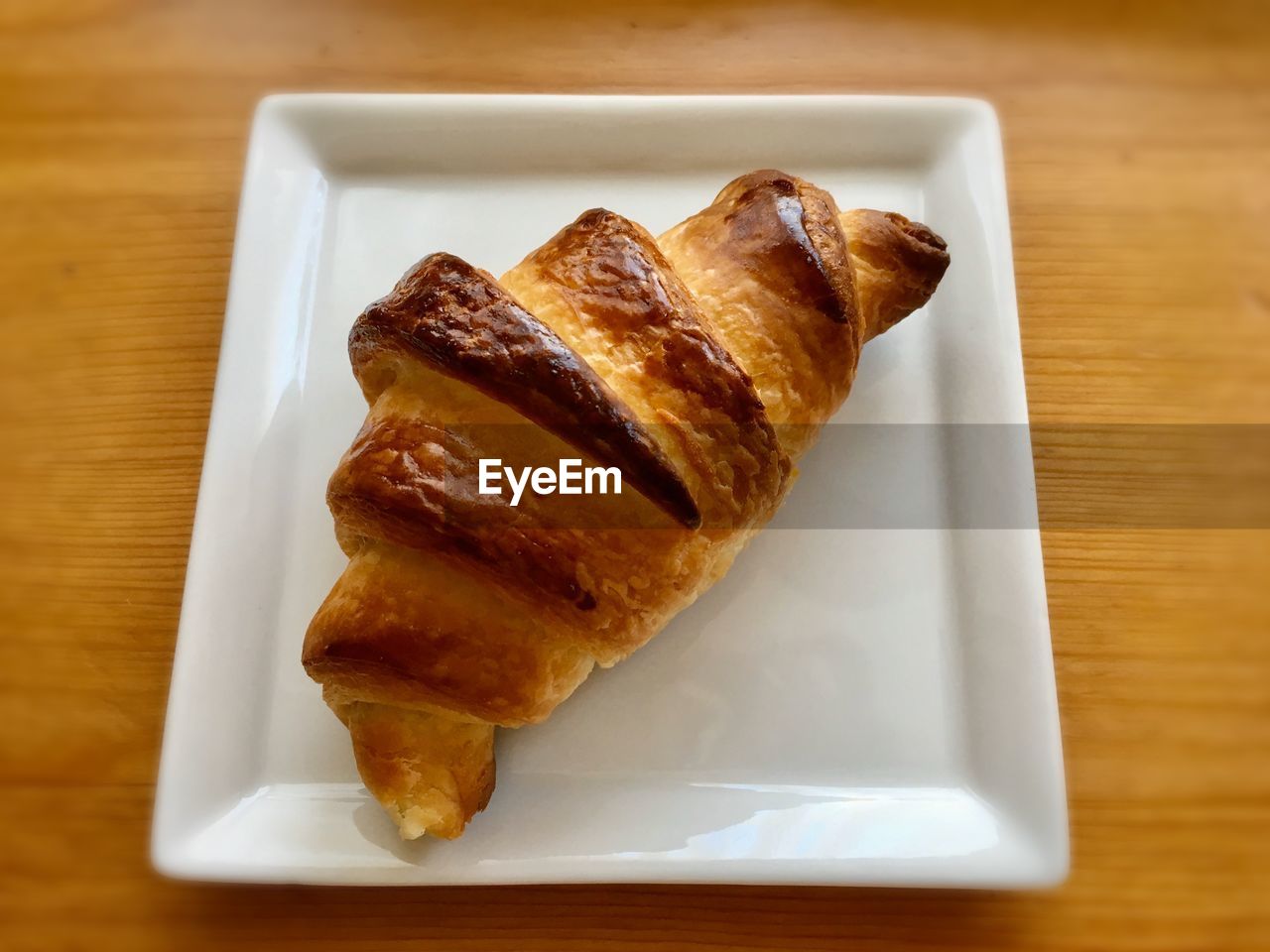 HIGH ANGLE VIEW OF BREAD ON TABLE