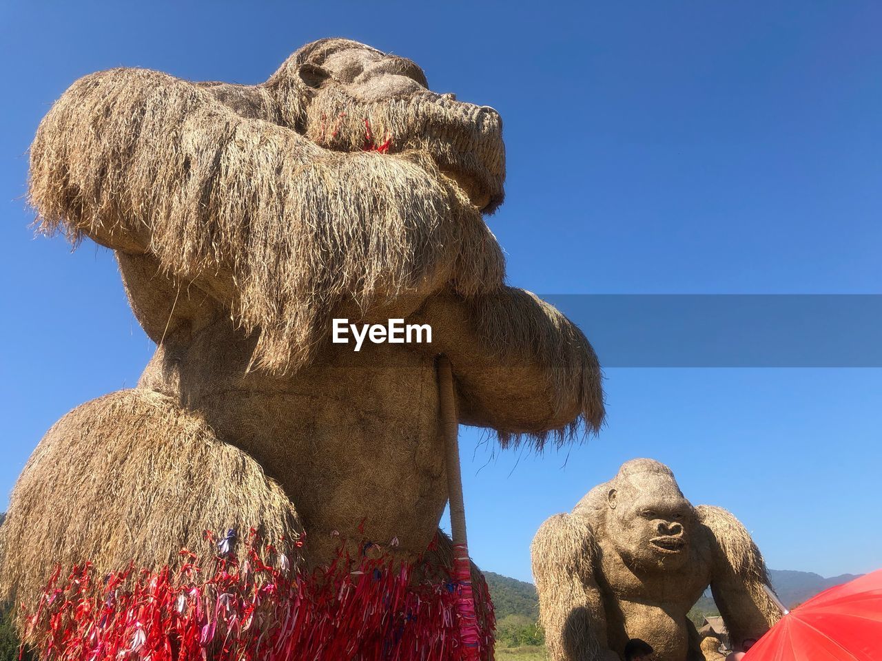 LOW ANGLE VIEW OF STATUE AGAINST SKY