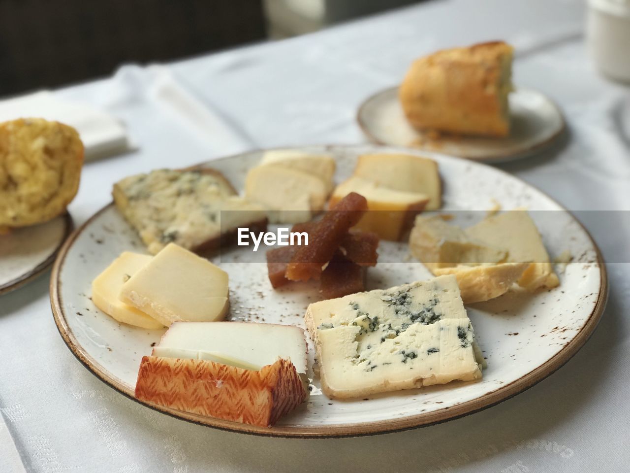 CLOSE-UP OF BREAD WITH MEAT AND VEGETABLES ON PLATE