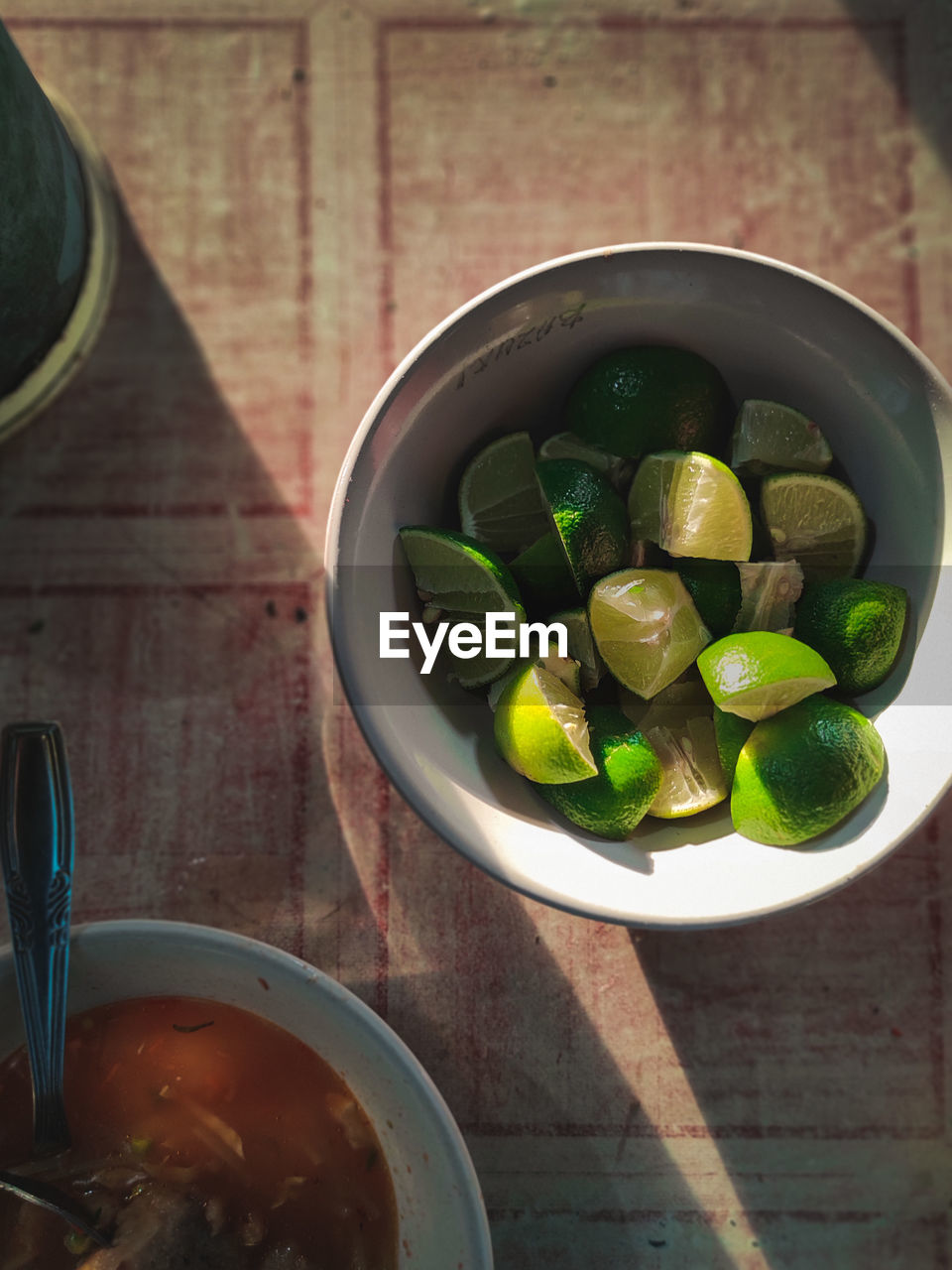 HIGH ANGLE VIEW OF FRUITS IN BOWL