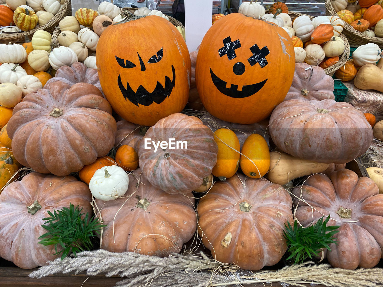 VARIOUS PUMPKINS FOR SALE AT MARKET