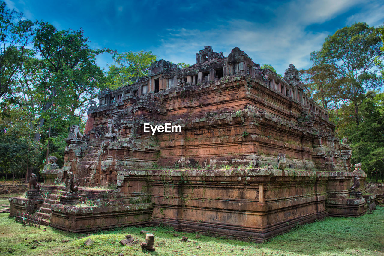 Phimeanakas temple among the ancient ruins of angkor wat hindu temple complex in siem reap, cambodia