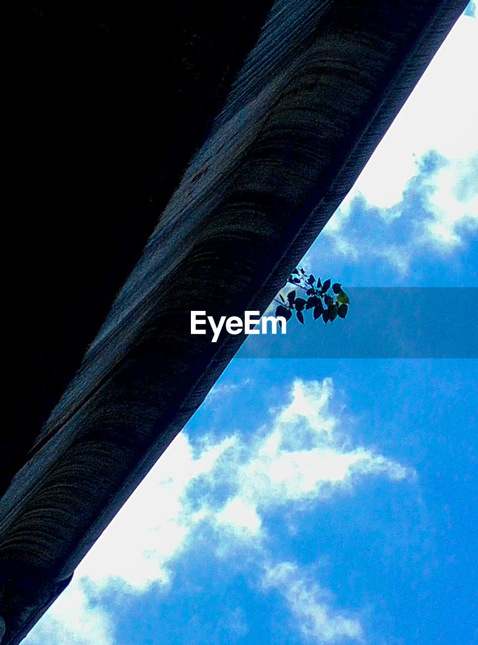 LOW ANGLE VIEW OF EIFFEL TOWER AGAINST SKY