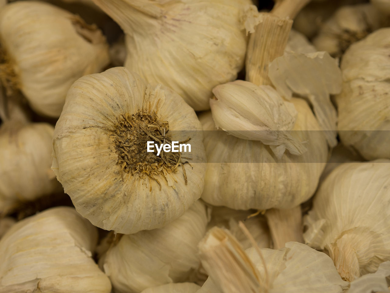 FULL FRAME SHOT OF GARLIC FOR SALE IN MARKET