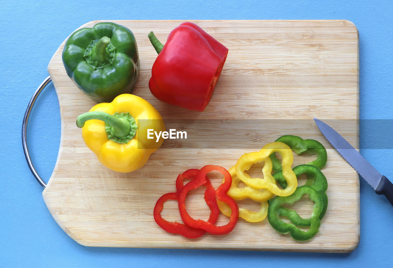 HIGH ANGLE VIEW OF BELL PEPPERS ON TABLE