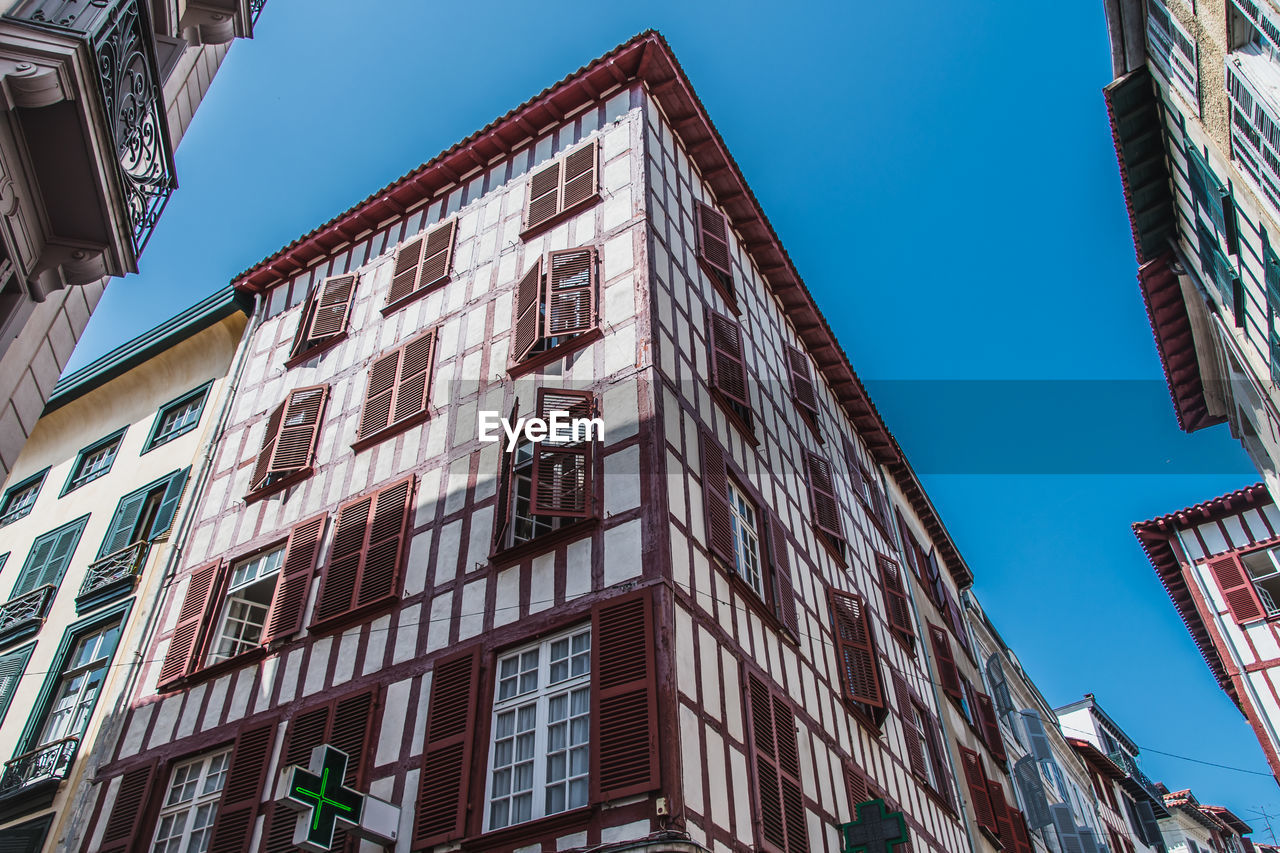 LOW ANGLE VIEW OF BUILDINGS AGAINST SKY