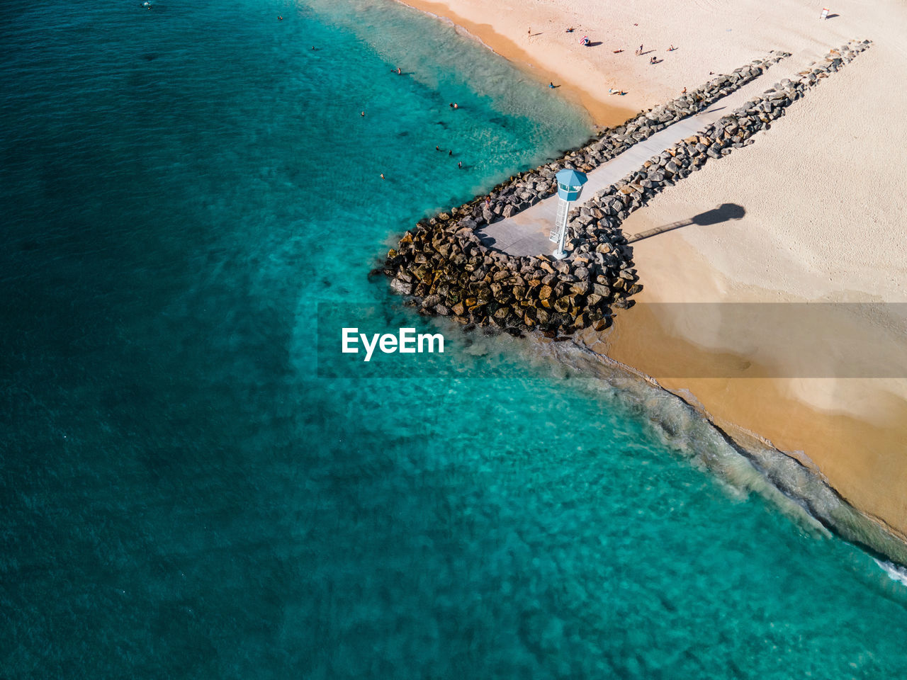 HIGH ANGLE VIEW OF ISLAND ON BEACH