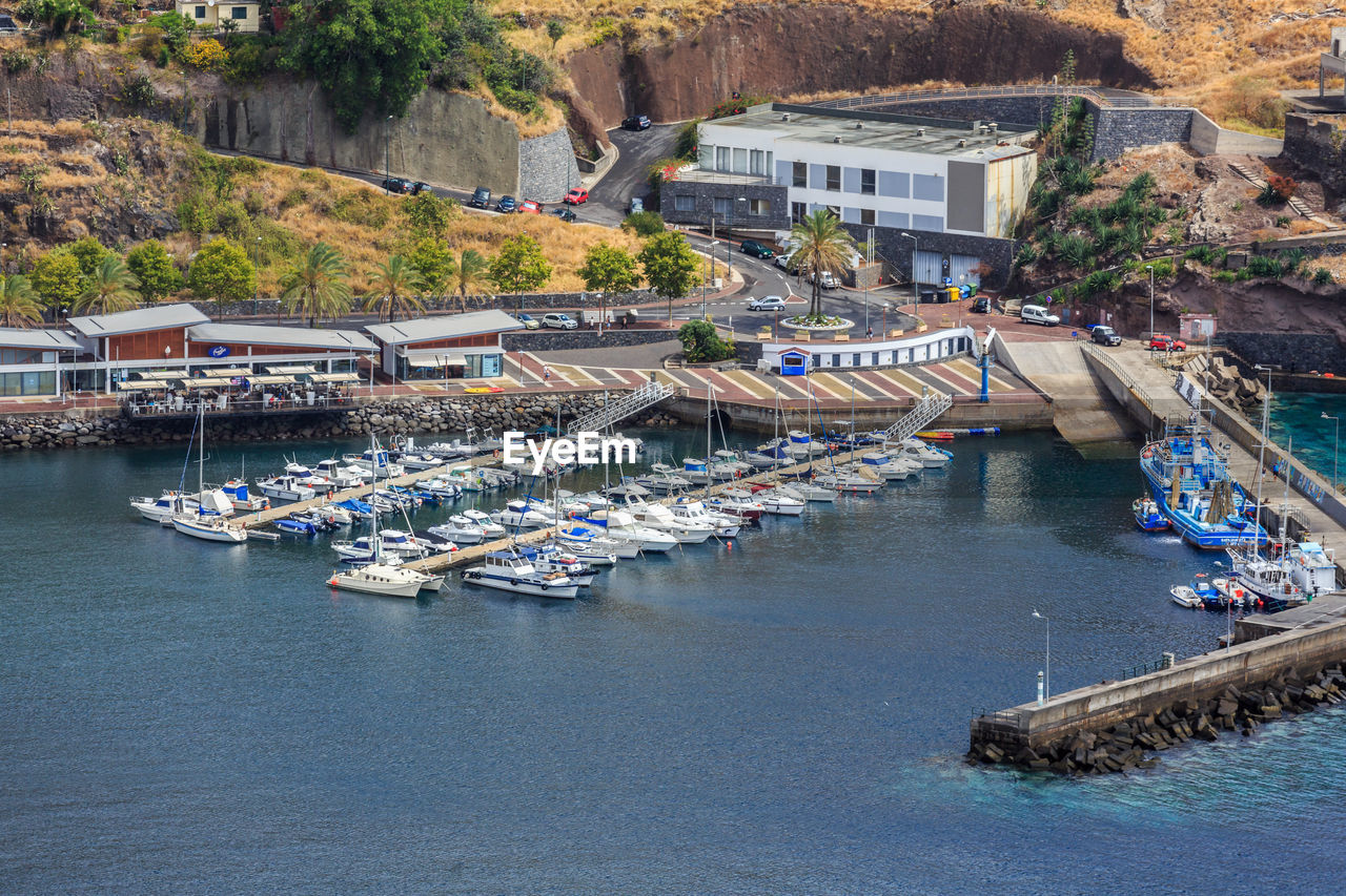 HIGH ANGLE VIEW OF BOATS MOORED IN RIVER