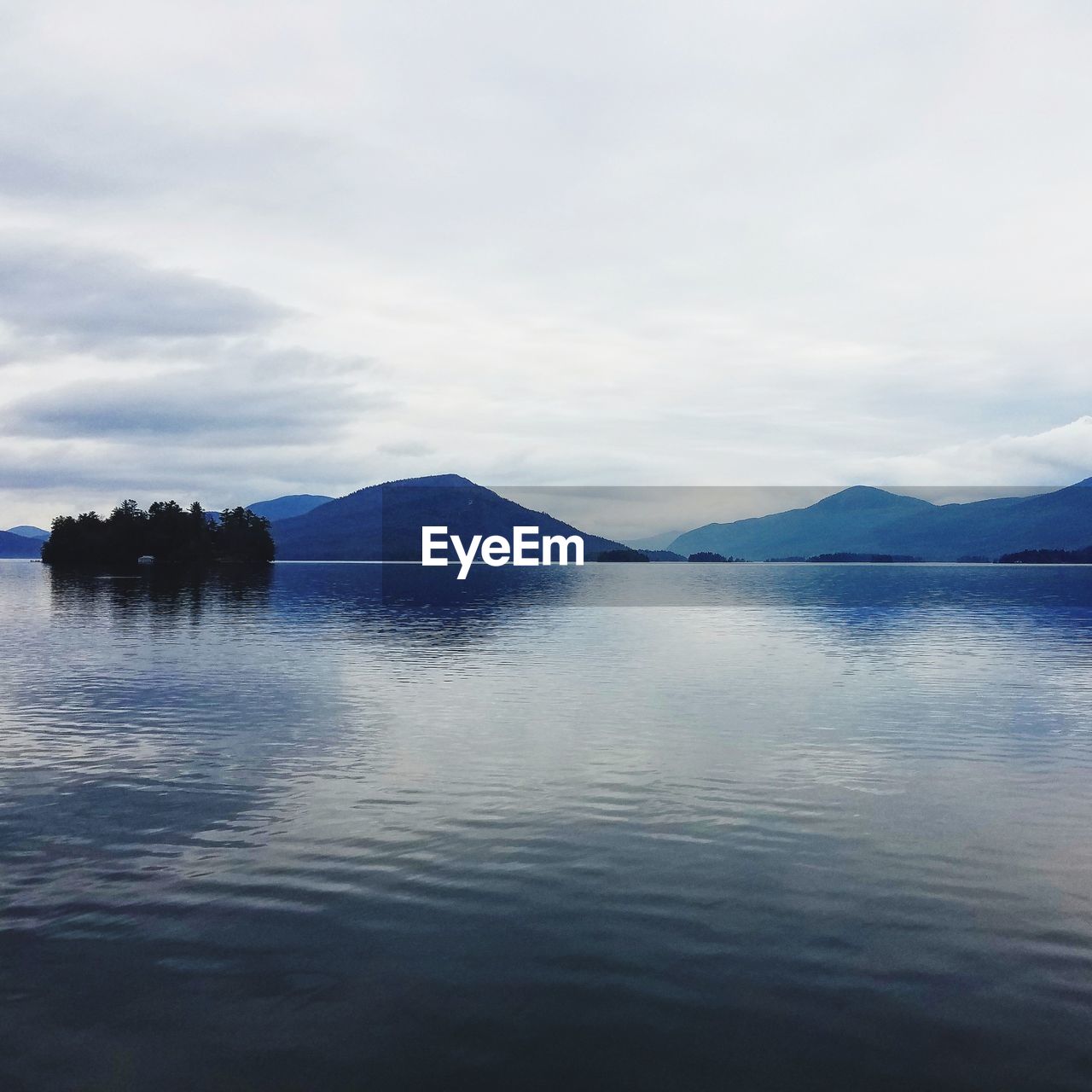 SCENIC VIEW OF LAKE BY MOUNTAIN AGAINST SKY