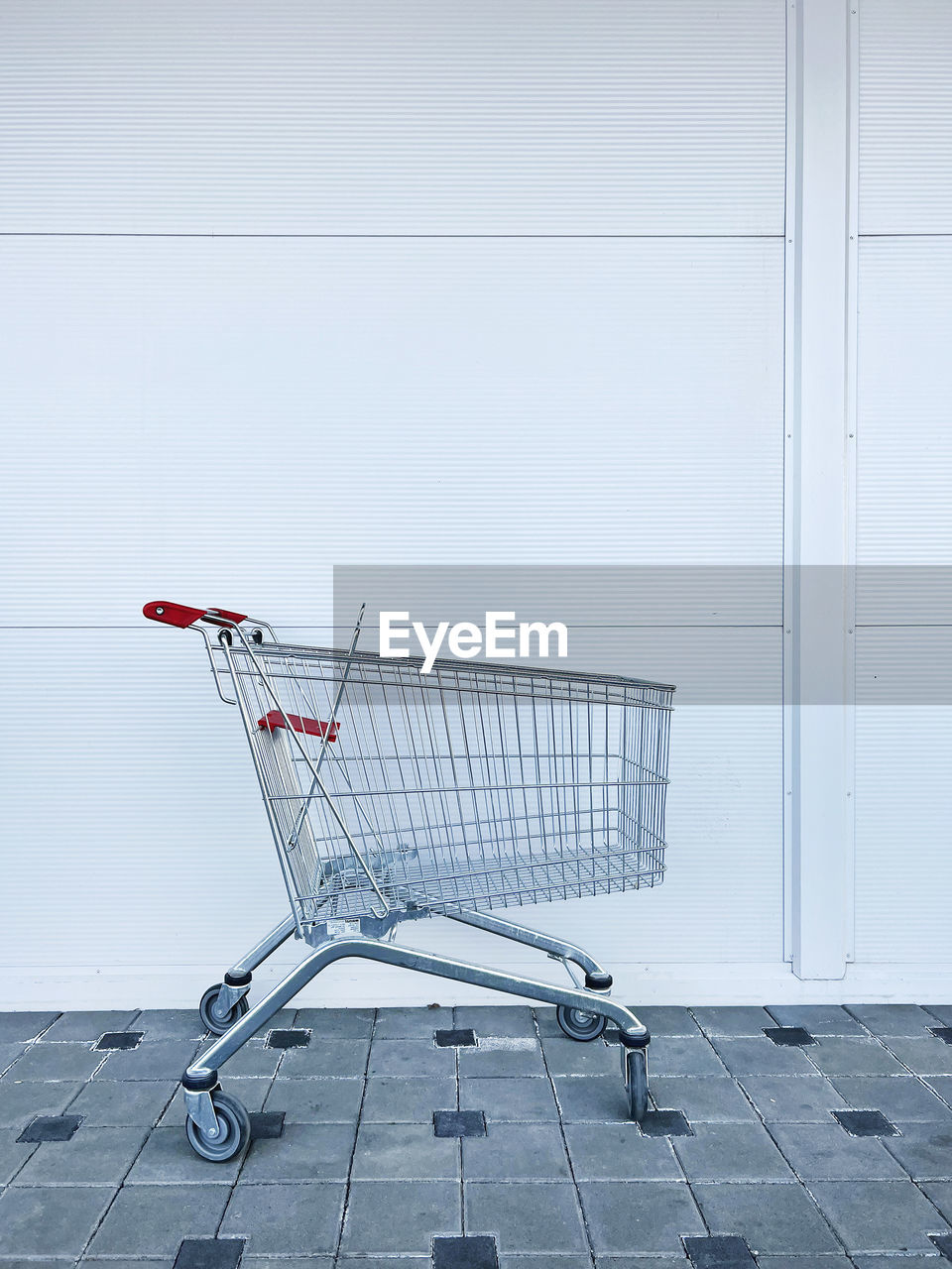 shopping cart, shopping, consumerism, retail, store, supermarket, no people, copy space, buying, architecture, metal, wall - building feature, trolley, white, vehicle, absence, indoors, empty, line, footpath, flooring, furniture