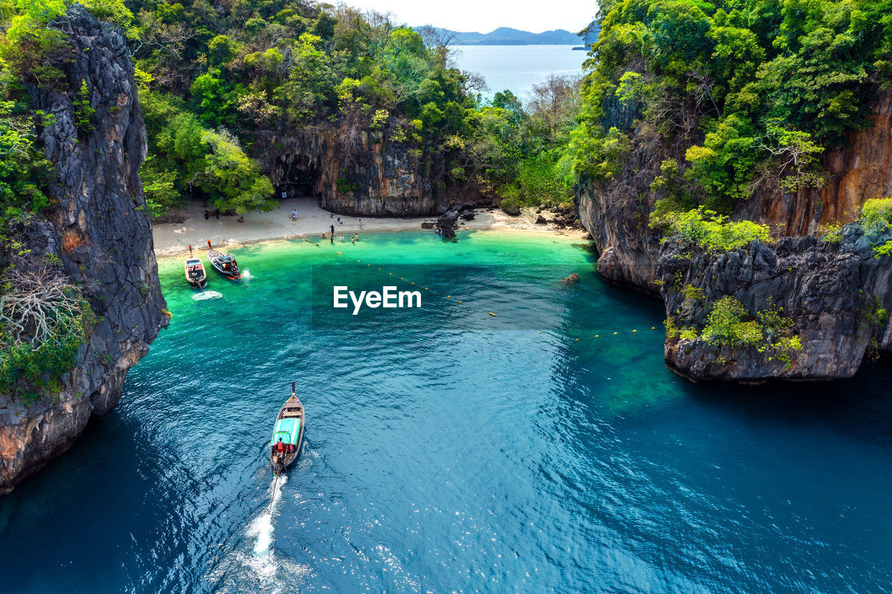 SCENIC VIEW OF SEA AGAINST ROCKS