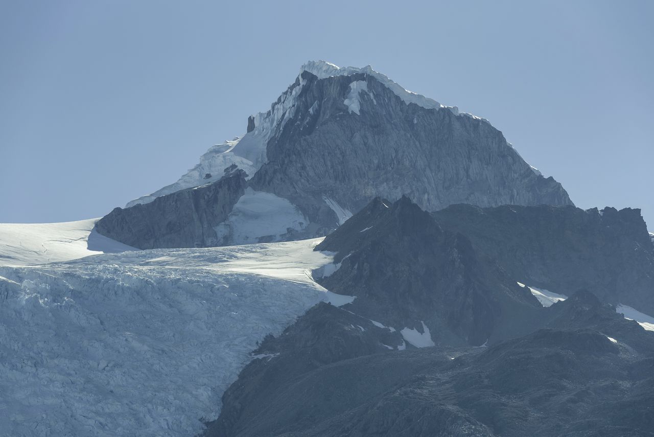 SCENIC VIEW OF SNOWCAPPED MOUNTAIN AGAINST CLEAR SKY