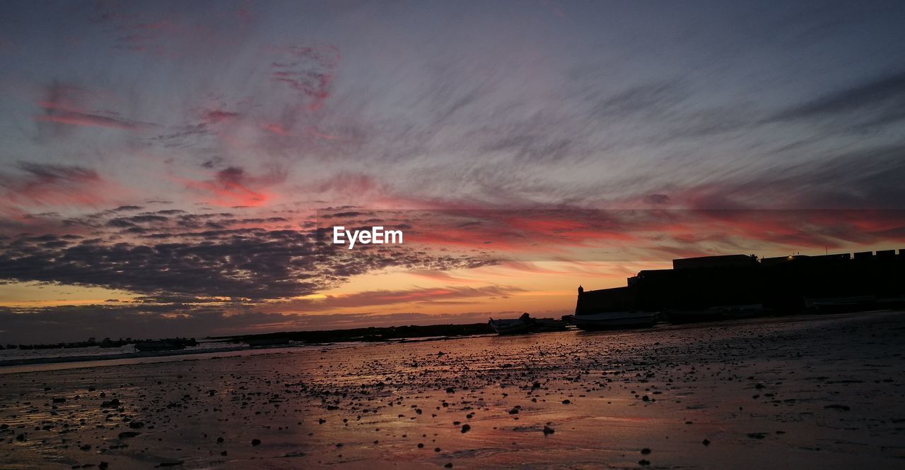 SCENIC VIEW OF SEA AGAINST SKY AT SUNSET