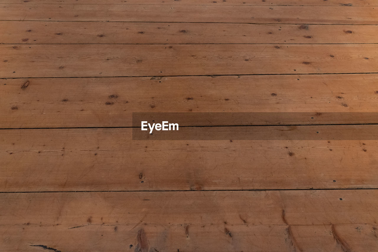 FULL FRAME SHOT OF WOODEN PLANKS