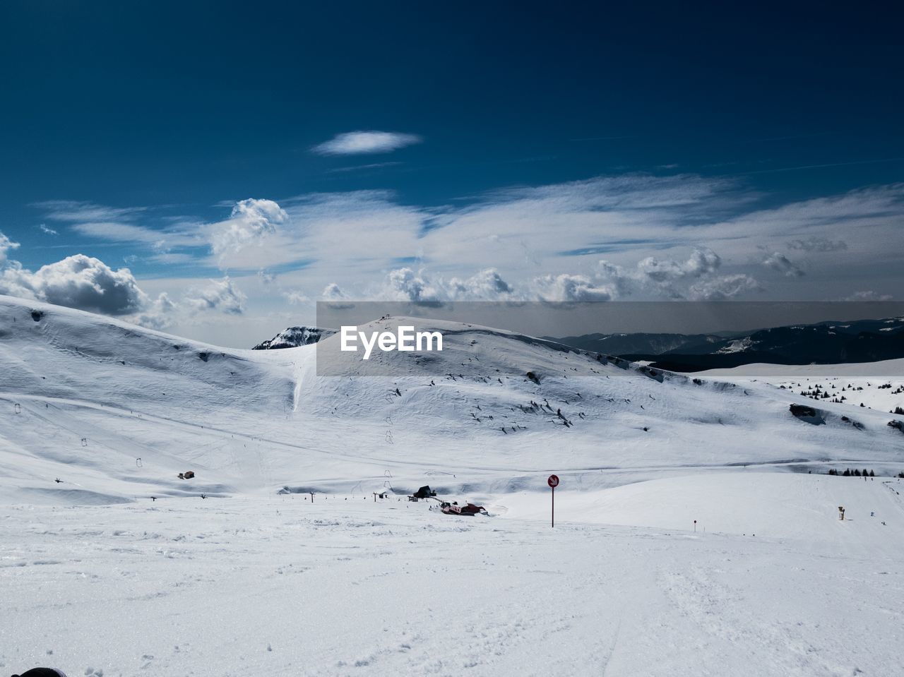 SCENIC VIEW OF SNOW COVERED MOUNTAINS AGAINST BLUE SKY