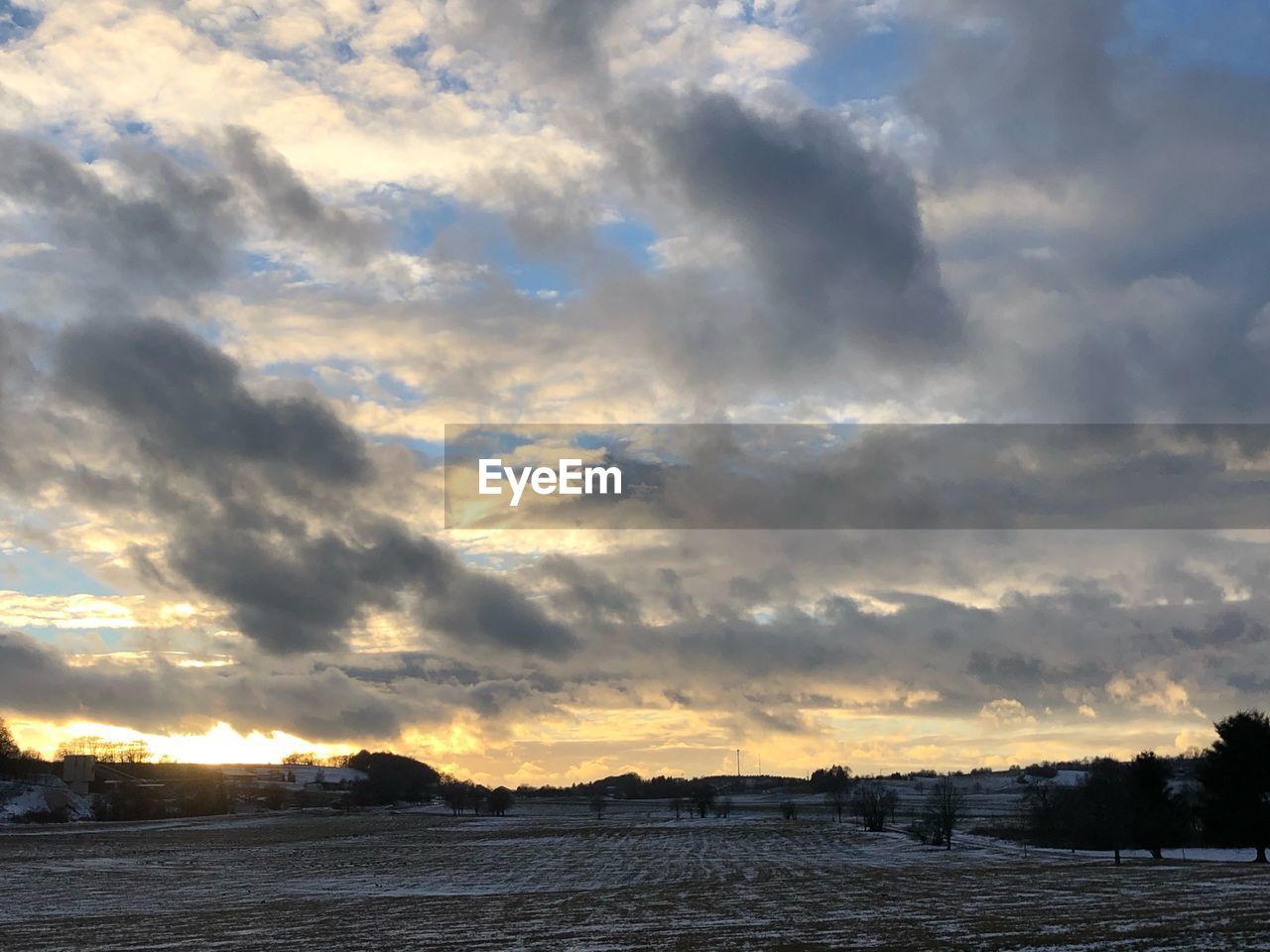 SCENIC VIEW OF SEA AGAINST SKY DURING WINTER