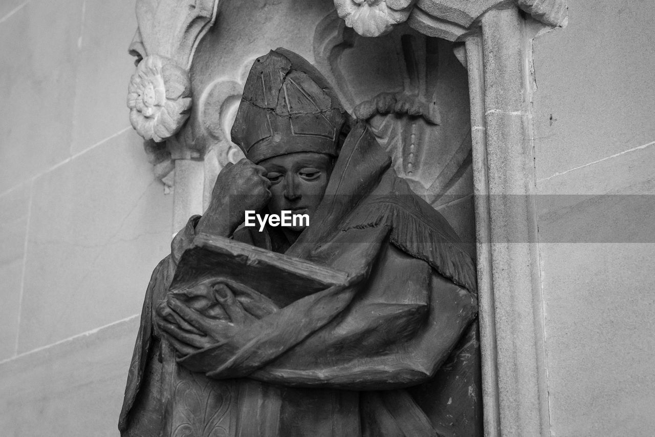 LOW ANGLE VIEW OF STATUE OF ANGEL