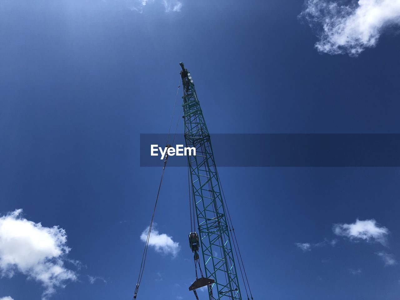 LOW ANGLE VIEW OF CRANES AGAINST SKY