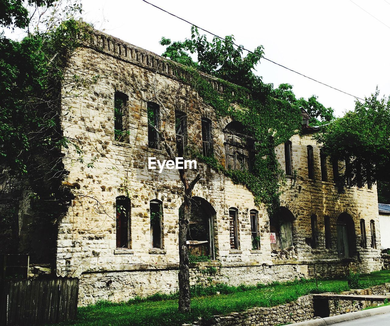 VIEW OF BUILDING WITH TREES IN BACKGROUND