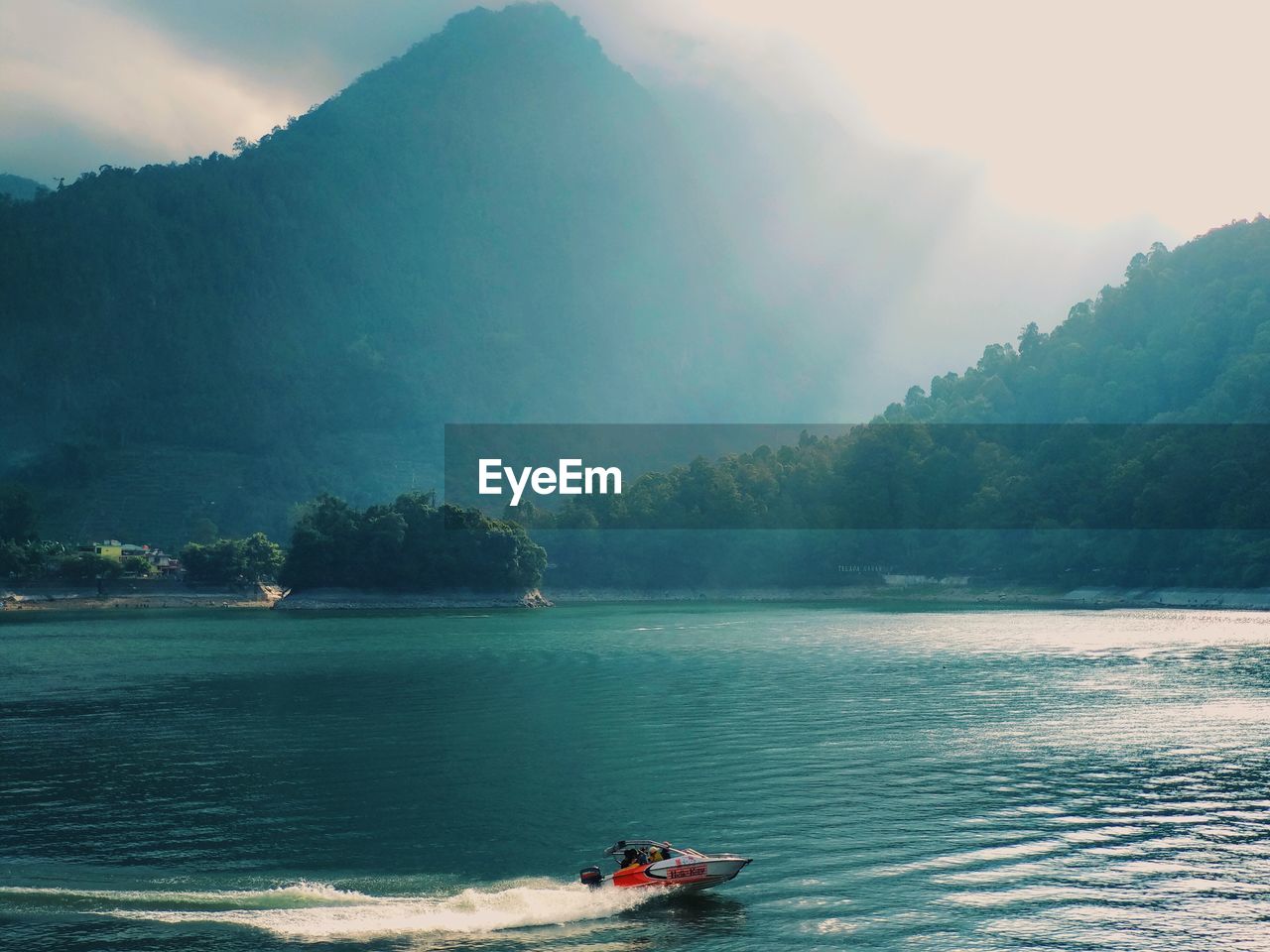 SCENIC VIEW OF SEA AGAINST MOUNTAINS