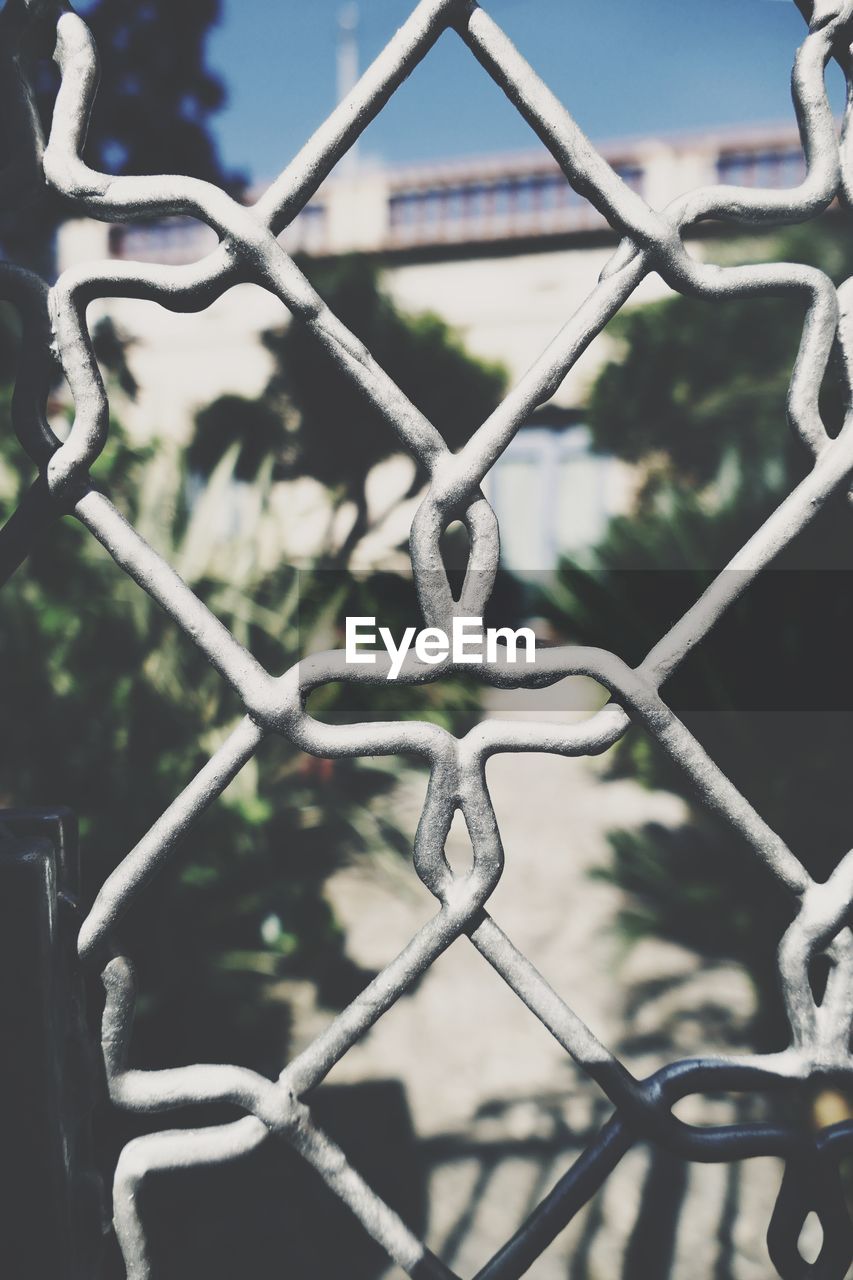 DETAIL SHOT OF CHAINLINK FENCE