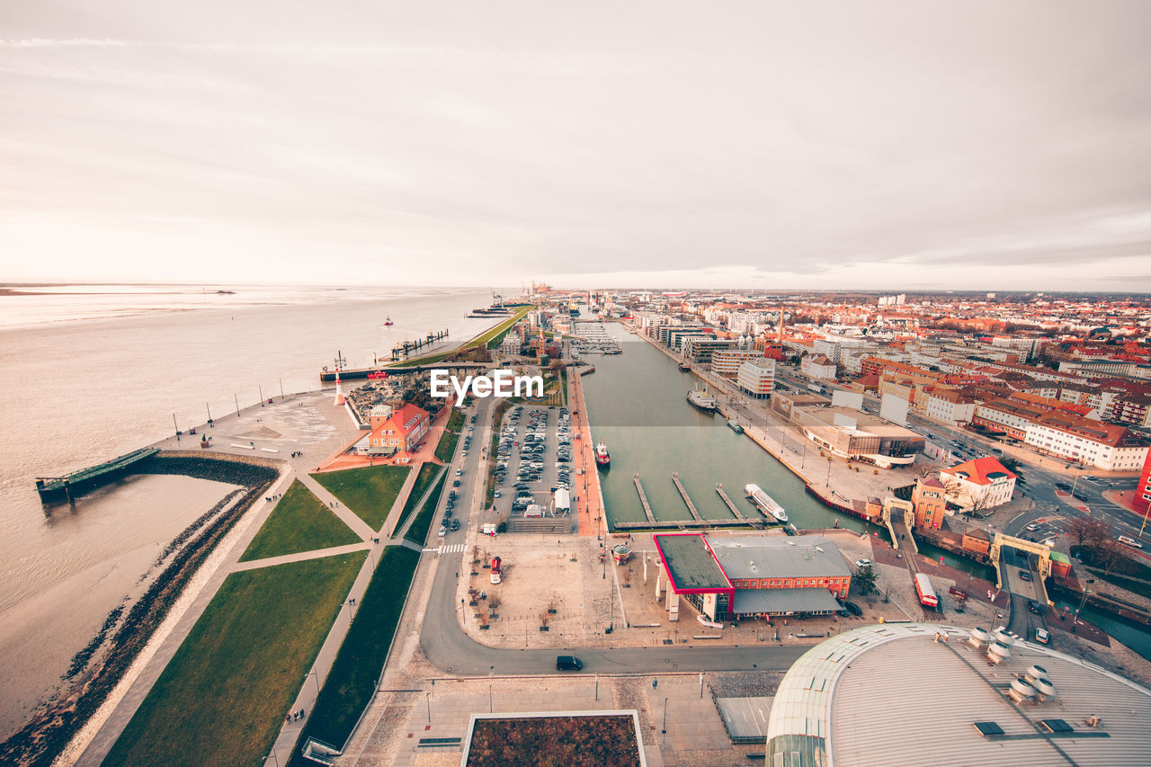 HIGH ANGLE VIEW OF CITYSCAPE AGAINST SKY