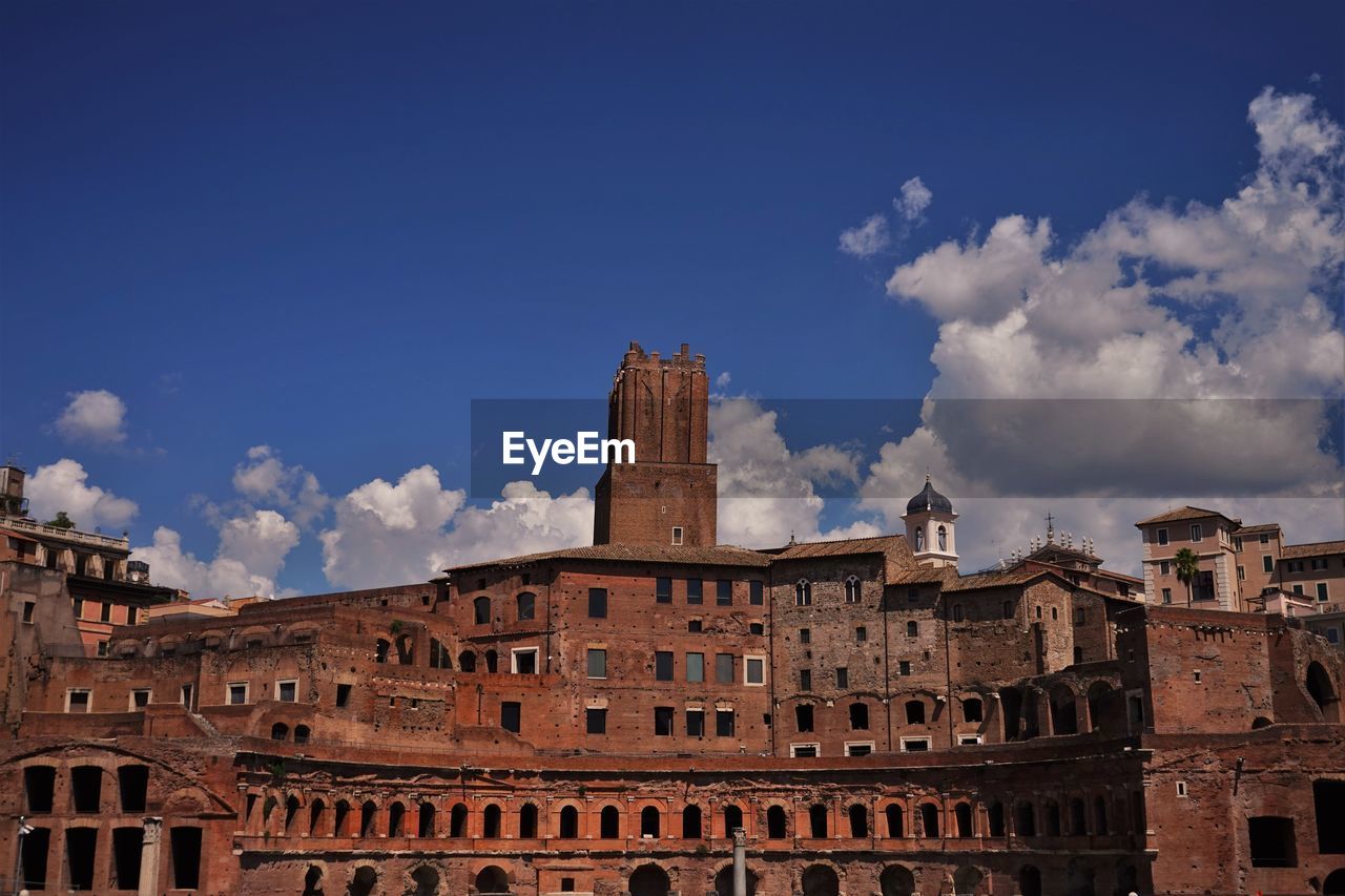 LOW ANGLE VIEW OF HISTORICAL BUILDINGS AGAINST SKY