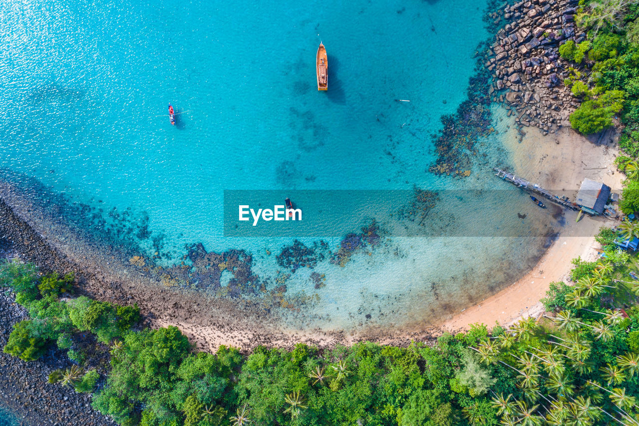 HIGH ANGLE VIEW OF SEA WAVES