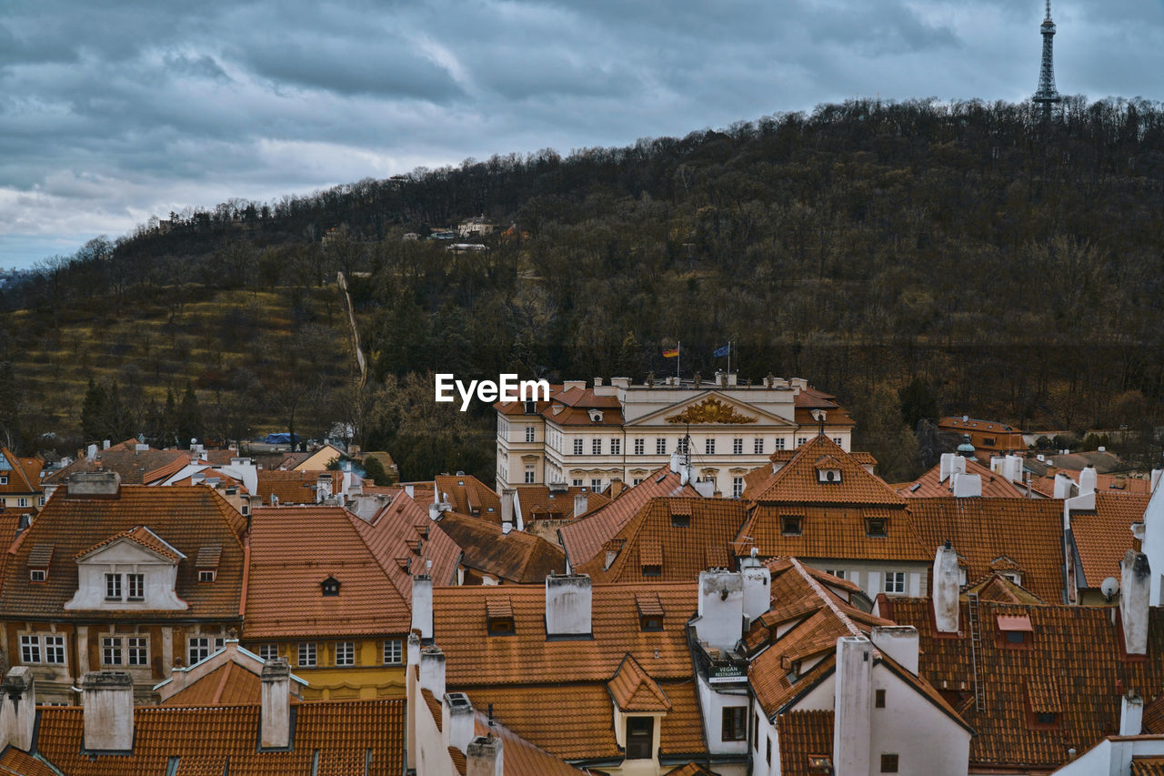 HIGH ANGLE VIEW OF TOWNSCAPE AND BUILDINGS IN TOWN