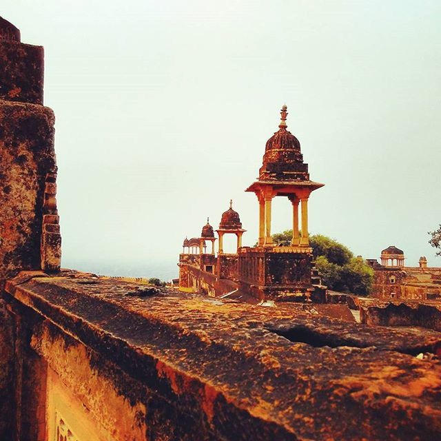 LOW ANGLE VIEW OF OLD BUILT STRUCTURE AGAINST CLEAR SKY