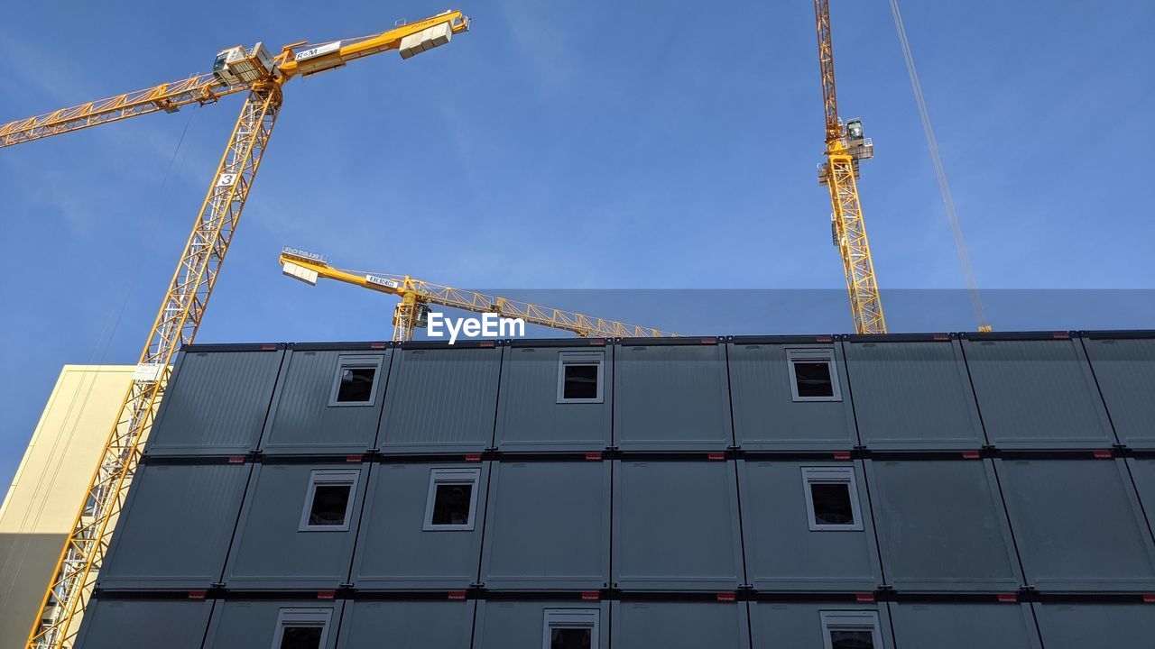 LOW ANGLE VIEW OF CONSTRUCTION CRANE AGAINST SKY