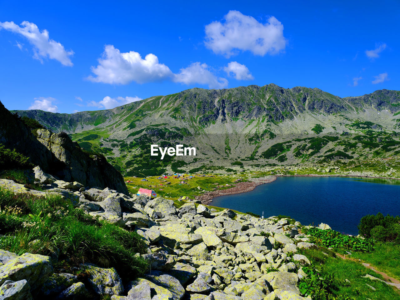 SCENIC VIEW OF LAKE AGAINST MOUNTAINS