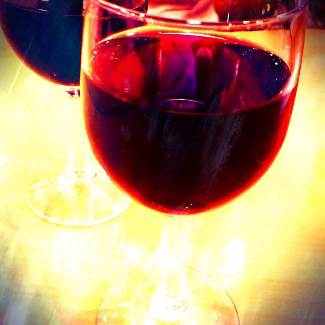 CLOSE-UP OF RED WINE IN GLASS