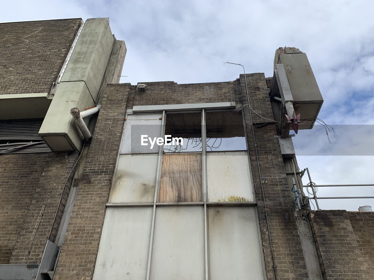 LOW ANGLE VIEW OF BUILDINGS AGAINST SKY