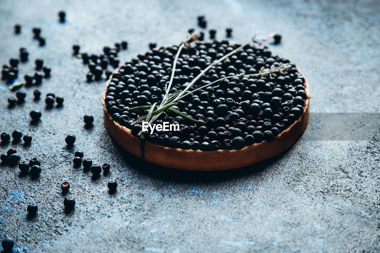 HIGH ANGLE VIEW OF BLACK FRUIT ON TABLE