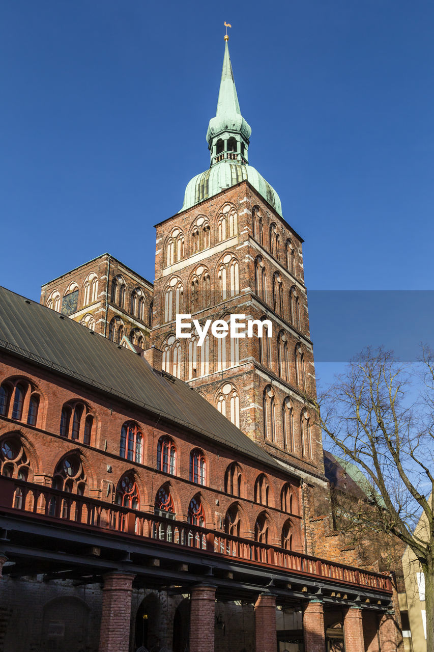 LOW ANGLE VIEW OF HISTORICAL BUILDING AGAINST SKY