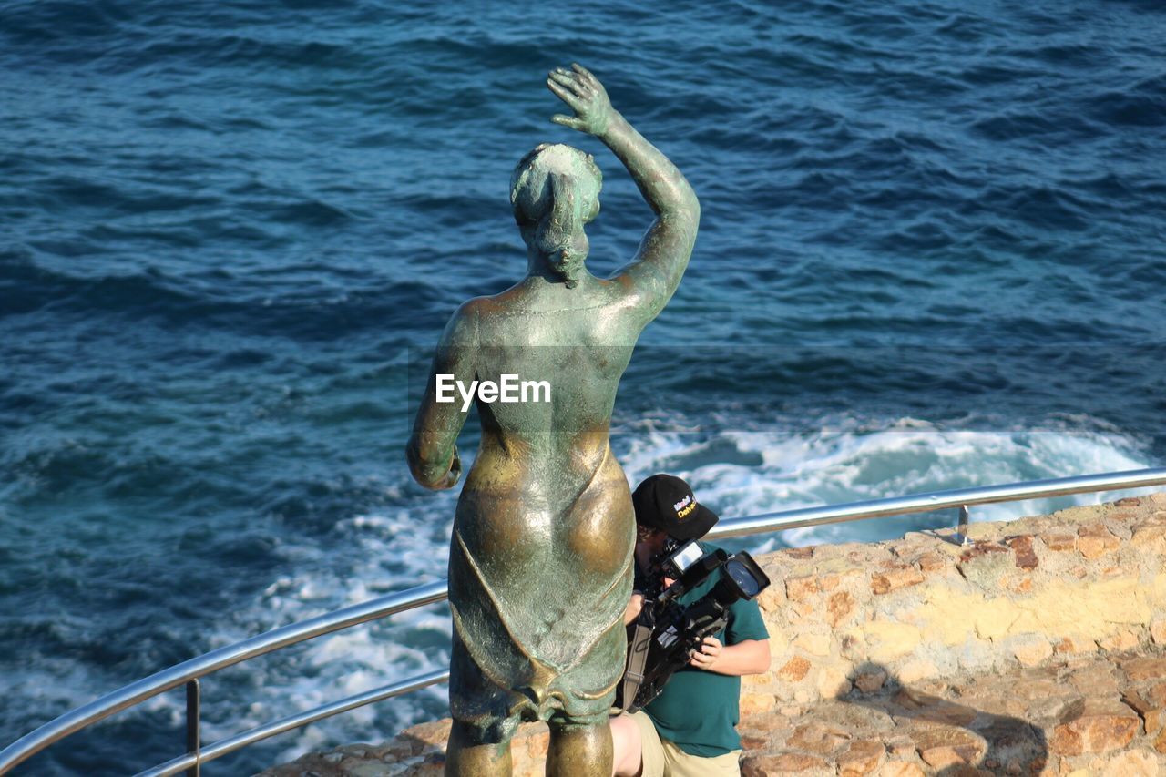 CLOSE-UP OF STATUE ON SEA