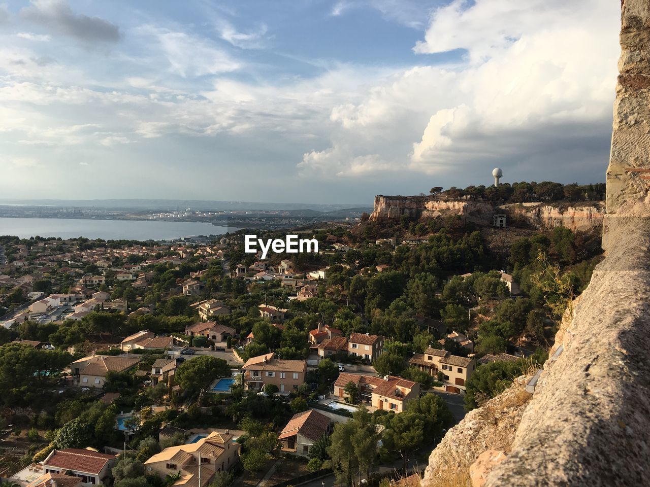 AERIAL VIEW OF CITYSCAPE AGAINST SKY