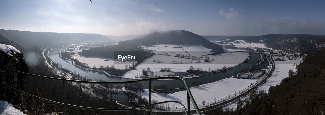 PANORAMIC VIEW OF SNOW COVERED MOUNTAINS AGAINST SKY